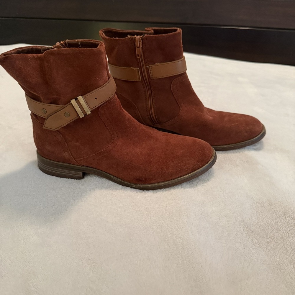 Clarks Camzin Strap Womens Boot Mahogany Faux Suede US Size 7 M